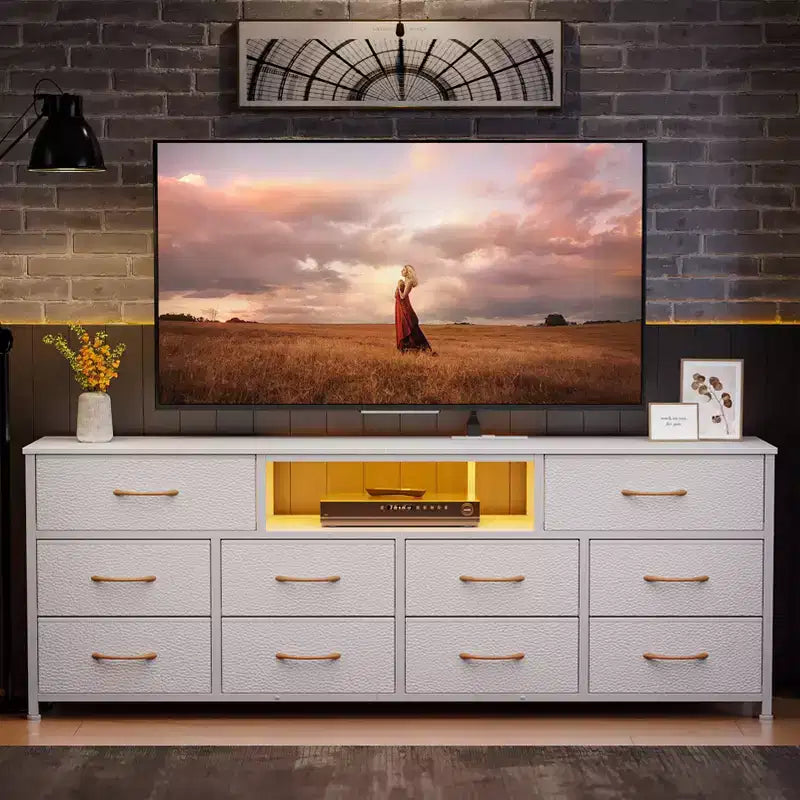 Commode Grande Blanche à 10 Tiroirs Meuble TV Pour Téléviseur 75 Pouces Console Multimédia avec Rangement en Tissu, Prises de Courant et Lumières LED Meuble de Rangement pour Chambre à Coucher