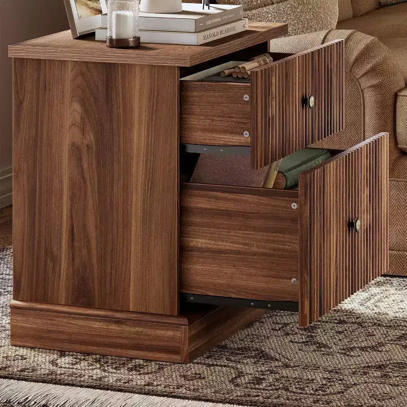 Table de chevet cannelée de style Mid-Century avec 2 tiroirs - Table d'appoint en bois clair pour chambre à coucher ou salon
